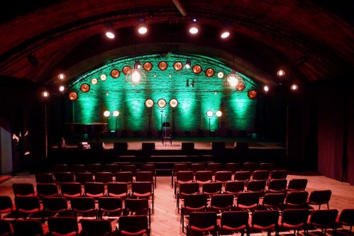 sala teatralna oświetlona i klimatyczna 