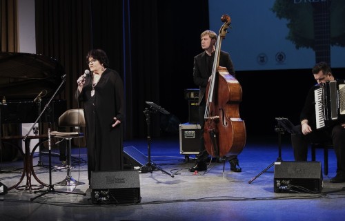 Elżbieta Adamiak – „Trwaj, chwilo, trwaj”