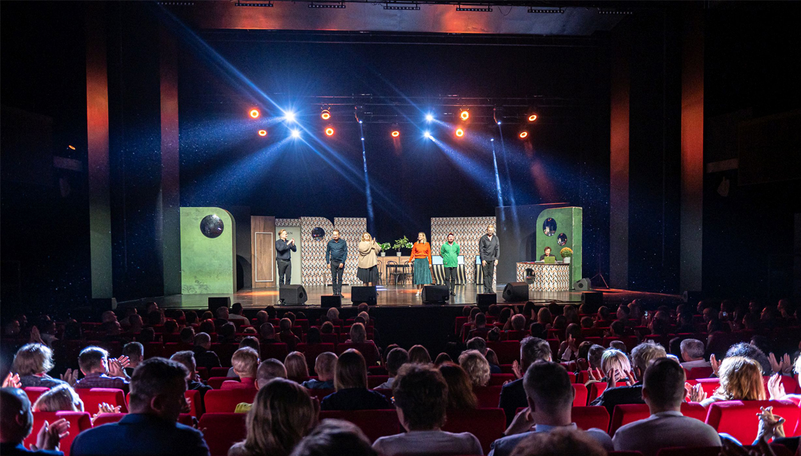 Kabarety wracają do łask – dlaczego znów przyciągają pełne sale?